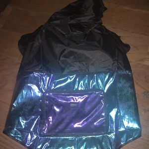 Raincoat / windbreaker unisex, with hoodie and zipper pocket.